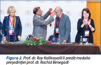 Figura 2. Prof. dr. Roy Kallivayalil îi predă medalia preşedinţiei prof. dr. Rachid Benegadi